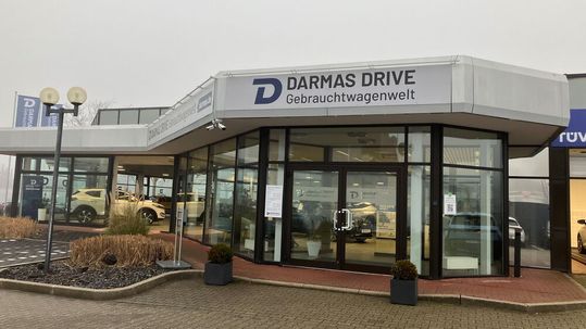 Darmas Drive Gebrauchtwagenwelt ist die Gebrauchtwagenmarke von Automobile Darmas. Die Marke ist an drei Exklusivstandorten vertreten sowie als Shop-in-Shop-Lösung in allen Filialen der Autohausgruppe.(Bild:  Lulei - VCG)