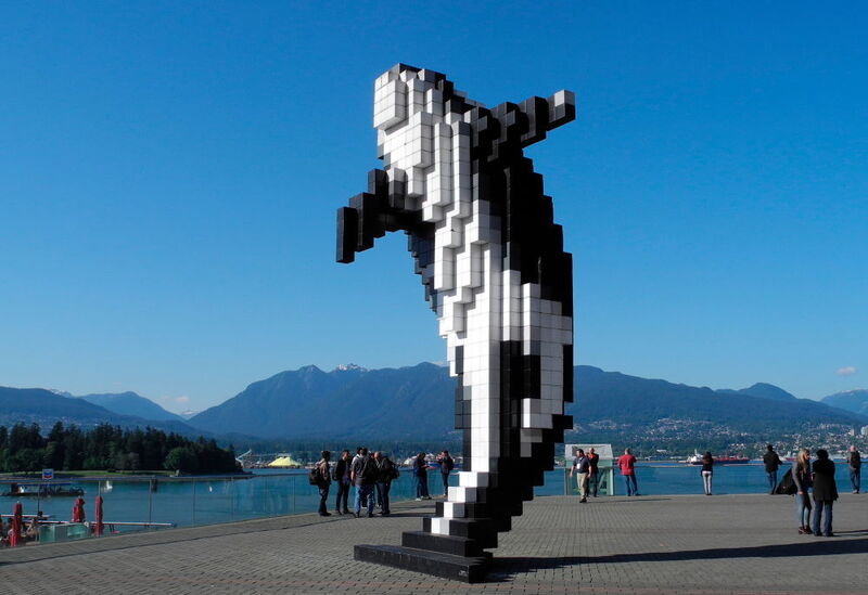 „Digital Whale“, eine Skulptur des kanadischen Künstlers Douglas Coupland aus dreifarbigen Würfeln, auf der Freiterrasse des Kongressgebäudes passt zur Stadt und zur Veranstaltung. (Ludger Schmitz / CC BY 3.0)