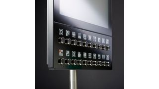 Bis zu 126 E-Paper mit einer Größe von je 1,54 Zoll aus Glassubstrat arbeitet Kundisch in die Maschinensteuerungen ein, die jeweils einzeln verdrahtet und mit unterschiedlichen Funktionen belegt sind. (Kundisch)