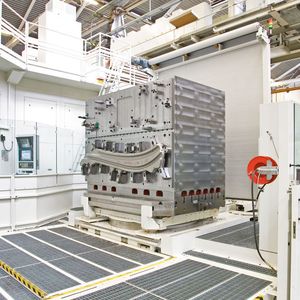 Auf diesen Spannkubus aus Stahl spannen Mitarbeiter von Premium Aerotec die zu bearbeitenden Teile. Bis zu 28 Tonnen wiegt der gesamte Aufbau, den der Peiseler-Drehtisch mühelos bewegt.