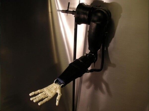Diese Version der Armprothese kostet weniger als 500 US-$ und wird über Hirnströme gesteuert, die von Elektroden am Kopf erfasst werden (Bild: TEDxMileHigh)