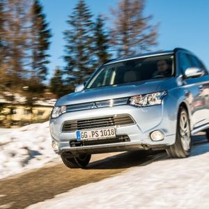Beim Mitsubishi Outlander Plug-in Hybrid EV wirkt die Kraft eines 60-kW-E-Motors und eines 89 kW starken 2,0-Liter-Benzinmotors auf die Vorderachse, auf die Hinterachse ein 60-kW-E-Motor