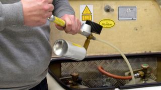 Flüssiggasanlagen in Campingfahrzeugen sollten alle zwei Jahre professionell geprüft werden, rät der ZKF. (Bild: Rosenow/»kfz-betrieb«)