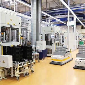 Fahrerlose Transportfahrzeuge vom Typ Caesar bringen Halbfertigteile zur weiteren Bearbeitung an die Produktionsmaschinen.(Bild:  MLR Gruppe)