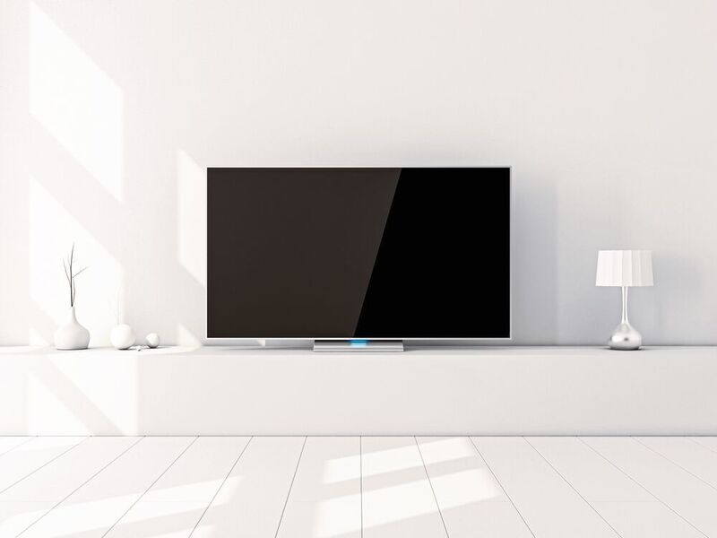 Bild 1: Mit dem PiezoListen können TV-Bildschirme als klangpositionierende Hochtonlautsprecher genutzt werden. (TDK Corporation)