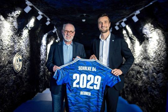 Die Beumer Group und FC Schalke 04 verkünden neue Hauptpartnerschaft ab der Saison 2026/27; v.l.n.r.: Christoph Beumer, Vorsitzender des Beirats der Beumer Group, Matthias Tillmann, Vorstandsvorsitzender des FC Schalke 04.(Bild:  Beumer Group)