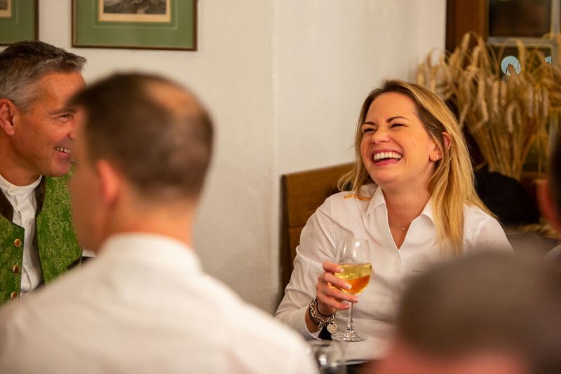 Bei den Förderprozessforen durfte auch der Austausch und natürlich die gemeinsame Entspannung am Abend nicht fehlen. Auf der Festung Marienberg konnten die Teilnehmerinnen und Teilnehmer zusammen essen und den informativen Kongresstag ausklingen lassen. (BKfotografik / PROCESS)