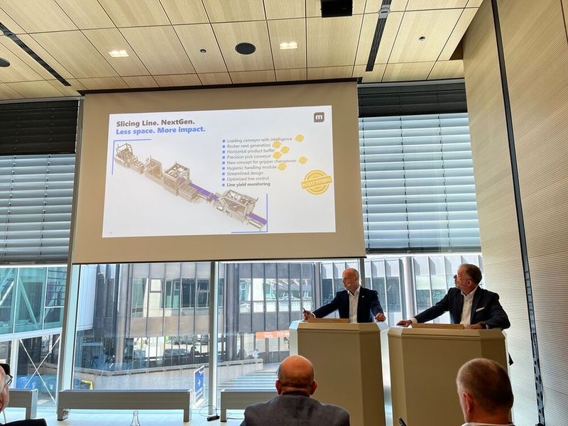 Christian Traumann und Tobias Richter ziehen zur Multivac-Pressekonferenz trotz schwieriger Zeiten positive Bilanz. CEO Christian Traumann: „Vor dem Hintergrund steigender Energiepreise, Personalknappheit und fragiler Lieferketten sehen wir Automatisierungs- und Digitalisierungslösungen als entscheidende Wachstumstreiber für unsere Kunden – und für uns.“ (Bild: Wühr – VCG)