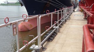 Mobile Absturzsicherung an der Kaikante. Eine Innovation des SCA, ausgezeichnet mit dem Präventionspreis 2013 der BGHW. (Bild: HHLA)