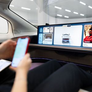 Wer nicht streamen will, sondern spielen, der kann sogar den Controller seiner Playstation mit ins Auto bringen.(Bild:  Rimac)