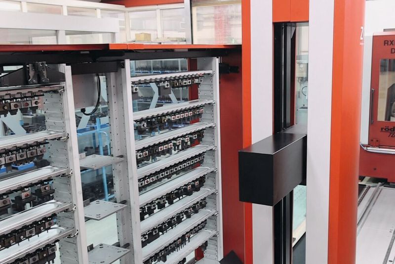 Das Chameleon von Zimmer & Kreim verbindet bei SD Formentechnik zwei genius-Senkerodieranlagen unterschiedlicher Grösse mit einer Röders-­HSC-Fräsmaschine zur Elektrodenbearbeitung und einer Messmaschine Zeiss Vista.  (Zimmer & Kreim)