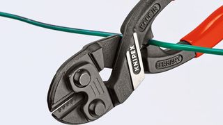 Passt in jede Hosentasche und kommt jetzt mit einer Aussparung ins Spiel. Damit kann der Cobolt S von Knipex auch robusteste Materialien bis zu einem Durchmesser von 3,3 mm nun dicht am Gelenk kappen, erklärt Knipex. Mit der scharrierten Greiffläche unterhalb des Gelenks lässt sich auch zum Ziehen von Drähten verwenden, heißt es. (Knipex-Werk)