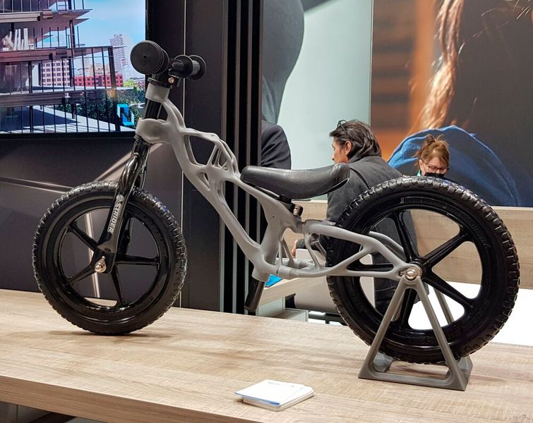 Autodesk hat die Vorteile der Software Fusion 360 an einem Fahrradrahmen, der von Formlabs gedruckt wurde, exemplarisch dargestellt. Sie kann Bauteile hinsichtlich ihrer Fertigungsart mittels KI optimieren. (Bild: D.Quitter/VCG)