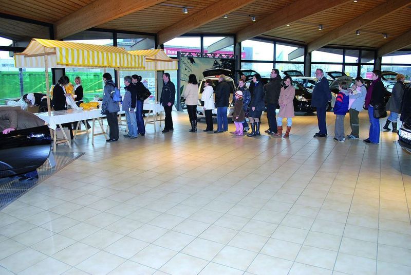„Mit Kannen vom Weller wachsen Blumen schneller“, hieß die Aktion der vergangenen Frühjahrsmesse,  zu der mehrere Tausend Menschen kamen. (Archiv: Vogel Business Media)