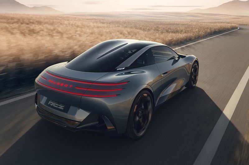 Die Studie wurde neu entworfen, lediglich das „Bubble Roof“ schlägt noch eine Designbrücke zum Verbrenner-RCZ. (Bild: Peugeot)