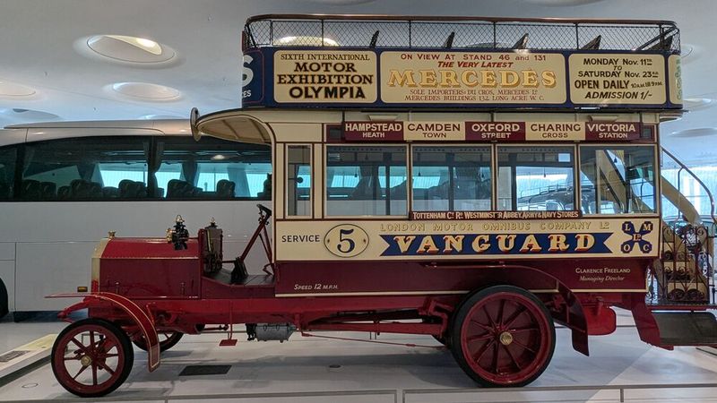 Der Milnes-Daimler Doppeldeckerbus von 1907 war ein Meilenstein des frühen öffentlichen Nahverkehrs. Er nutzte ein deutsches Daimler-Fahrgestell und eine britische Milnes-Karosserie. Angetrieben von einem 28 PS starken Vierzylindermotor, erreichte der Bus eine Höchstgeschwindigkeit von 20 km/h und prägte maßgeblich das Straßenbild in London. (Bild: Dominsky – VCG)