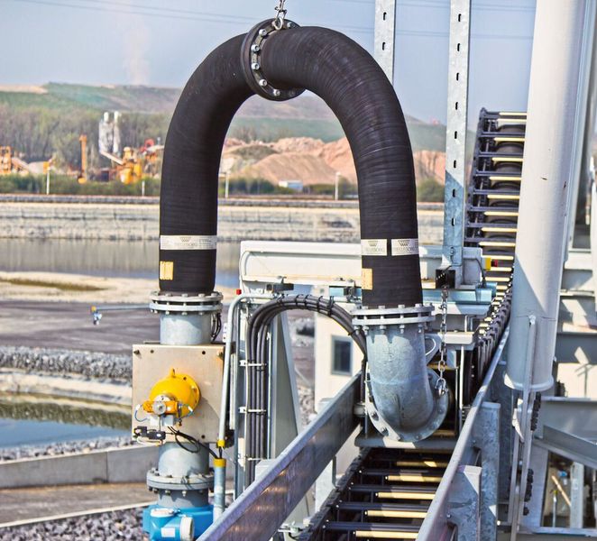 Zum sicheren Führen der Schläuche, die mit Schlick und Sedimenten befüllt rund 100 kg/m wiegen, kommt eine extrem robuste Polymer-Energiekette der Igus GmbH zum Einsatz. (Igus)