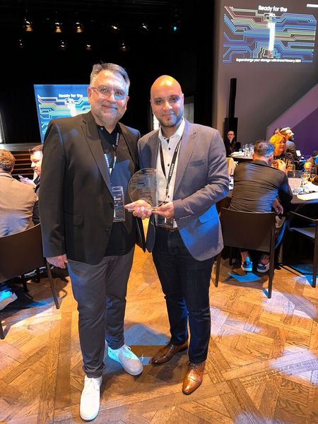 Jörg Kartschewski (Samsung) mit seinem Lieblings-Distri-Betreuer Kiriakos Kiutsukis (api). (Bild: Vogel IT-Medien GmbH)