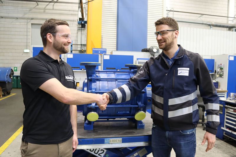 Gemeinsam stark: Die Servicepartnerschaft zwischen Nash und InfraServ Gendorf  Technik bekräftigen Area Sales Manager Emanuel Münch von NASH und ISGT-Instandhaltungsleiter Peter Schreiner von ISGT (von links).  (Bild: InfraServ Gendorf)