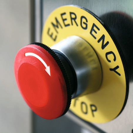 Letztes Mittel: Ein Not-Aus-Schalter ist bei vielen Maschinen unentbehrlich. Er darf jedoch keineswegs das einzige Element der Sicherheitsarchitektur darstellen. Letztes Mittel: Ein Not-Aus-Schalter ist bei vielen Maschinen unentbehrlich. Er darf jedoch keineswegs das einzige Element der Sicherheitsarchitektur darstellen.