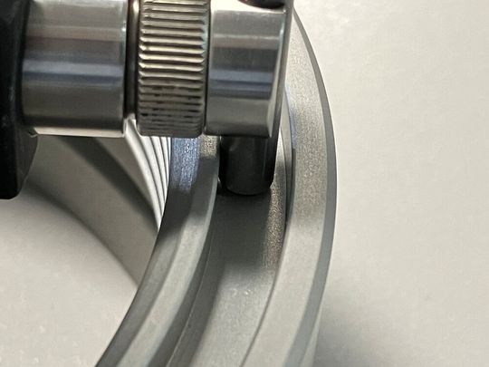 Die neue 3-Punkt-Innenmessschraube, die Hahn+Kolb jetzt im Portfolio hat, punktet etwa mit einem außergewöhnlich langen Messweg. Und wo man im Bereich 30 bis 300 Millimeter früher 16 Messschrauben brauchte, reichten jetzt sechs davon völlig aus.(Bild:  Hahn+Kolb)