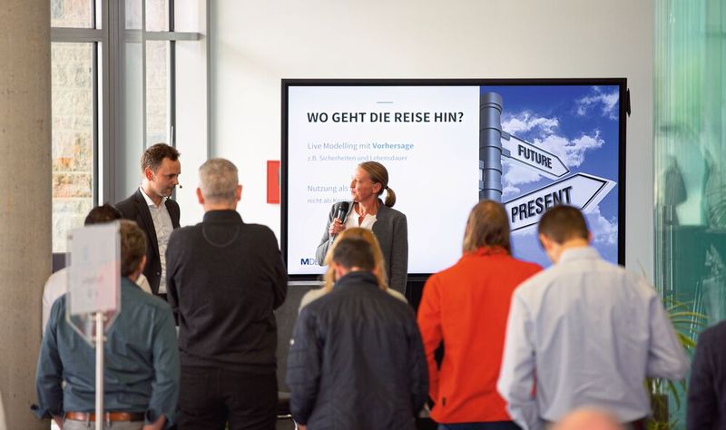 Monika Zwettler, Redakteurin der konstruktionspraxis, moderierte die Experten-Meeting, hier das von M-Design.  (Bild: impressions)