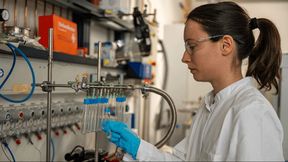 Emma Bavoux bei der Analyse von Proben im Labor des Marum (Bild: Marum – Zentrum für Marine Umweltwissenschaften, Universität Bremen; V. Diekamp)