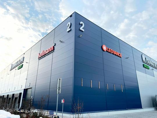 Der Premium-Leuchtmittelhersteller Ledvance hat Hellmann Worldwide Logistics dazu auserkoren, im polnischen Wroclaw ein neues Logistiklager zu betreiben, um den Handel mit Osteuropa und Teilen Westeuropas zu unterstützen.(Bild:  Hellmann Worldwide Logistics)