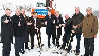 Spatenstich in Harderberg: Der Startschuss für die Erweiterung der Produktionsfläche des Geschäftsbereichs Automotive Component Systems (ACS) von Krauss-Maffei ist gefallen. Bild: Krauss-Maffei (Archiv: Vogel Business Media)