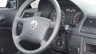 Lenkung mit Gefahrenpotenzial: Weil eine Schraube korrodieren kann, müssen viele Modelle des VW-Konzerns in die Werkstätten. Allerdings könnten die Ersatzteile knapp werden. (Bild: Volkswagen)