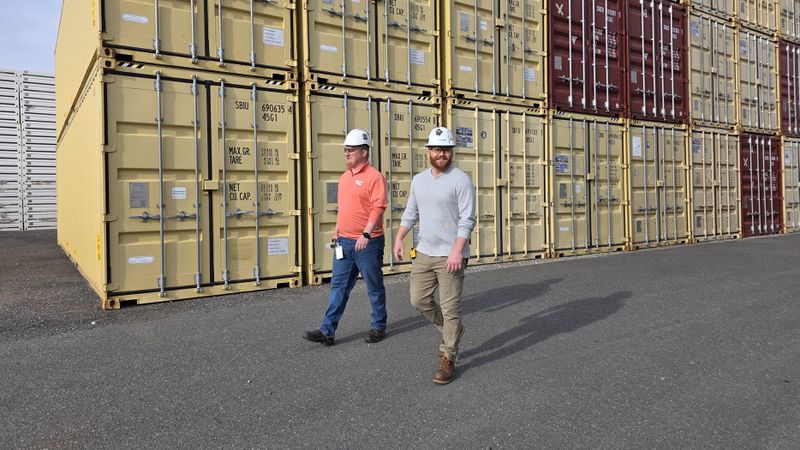 John Salyers und Korey Greene besichtigen fertige Container auf dem Gelände von Sea Box. „Mir gefällt, dass man seine Entwürfe bis zur Fertigstellung mitverfolgen kann“, sagt John.(Bild:  Sea Box)