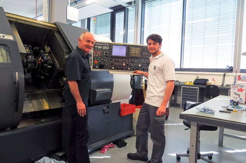 Elias Kalt und Riccardo Bieler, Kandidat CNC-Drehen, von der Hamilton Bonaduz AG in Bonaduz. (Bild: Swissmechanic)