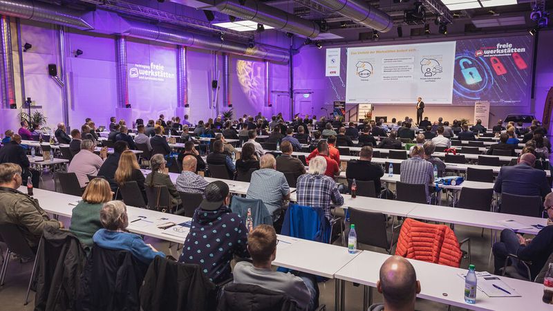 Mehr als 300 Teilnehmer verfolgten in diesem Jahr vor Ort und digital die mittlerweile 31. Ausgabe der Fachtagung Freie Werkstätten und Servicebetriebe. (Bild: Stefan Bausewein)