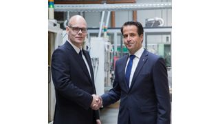 Von links: Uwe Gaedike, Geschäftsführer von Enka Tecnica und Bernd Reifenhäuser, CEO der Reifenhäuser Gruppe, besiegeln die Enka-Übernahme mit einem festen Händedruck. (Bild: Reifenhäuser)