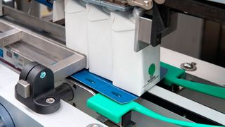 Trayverpacker Mini-Tray von Gampack: Hier wird der Klebstoff zum Verschließen der Trays aufgetragen. (Bild: Gampack)