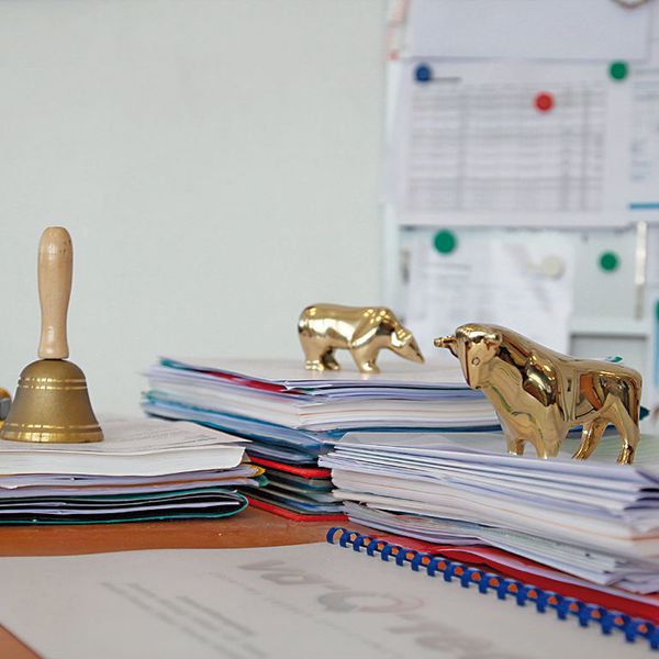 Die Börsensymbole dienen als Briefbeschwerer für wichtige Papiere. Va-Q-Tec ist eines der wenigen Unternehmen, die vergangenes Jahr den Gang an die Börse wagten. (Simone Käfer)