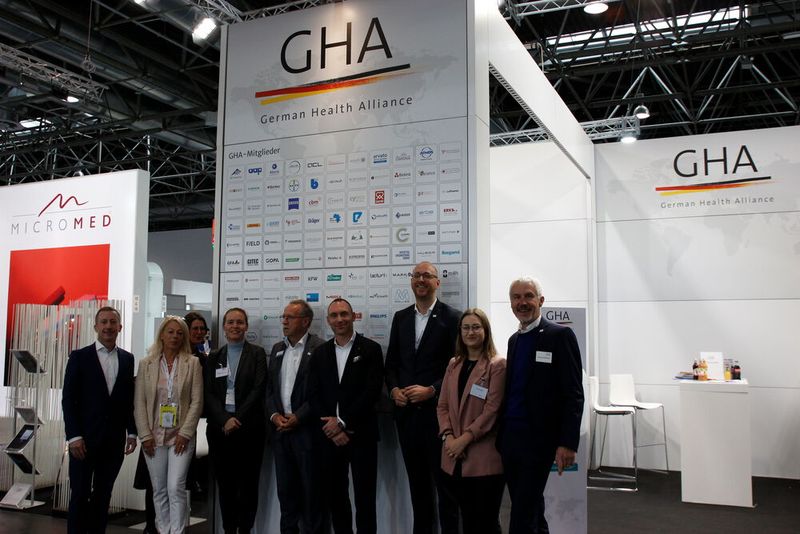 Presse-Roundtable zum Thema Export am Stand der GHA: Alexander Glänzel (Tracoe Medical GmbH), Veronika Guld (GHA - German Health Alliance), Judith Illerhaus (GTAI German Trade and Invest), Joachim Butzlaff (3B Scientific GmbH Advancing Medical and Science Education), Maik Greiser (Atmos Medizintechnik), Armin Smajilovic (Haeberle GmbH + Co. KG), Julia Engelke (Devicemed), Erhard Fichtner (GHA - German Health Alliance) (v. l. n. r.). (Bild: Devicemed/K. Breunig)