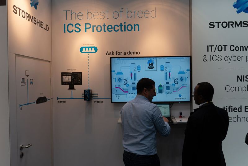 Stormshield  Fans von Firewalls kamen beim Stormshield-Stand auf ihre Kosten. Hier gab es unter anderem einiges über die SNi40 zu erfahren, die PLCs (Programmable Logic Controller) schützt. Diese soll Erkennung und Schutz von Bedrohungen ermöglichen, ohne dabei den industriellen Arbeitsablauf zu beeinträchtigen, was durch eine besonders einfache Installation und Wartung ermöglicht werden soll. Mehr Informationen unter www.stormshield.com  (Bild: Vogel Communications Group)