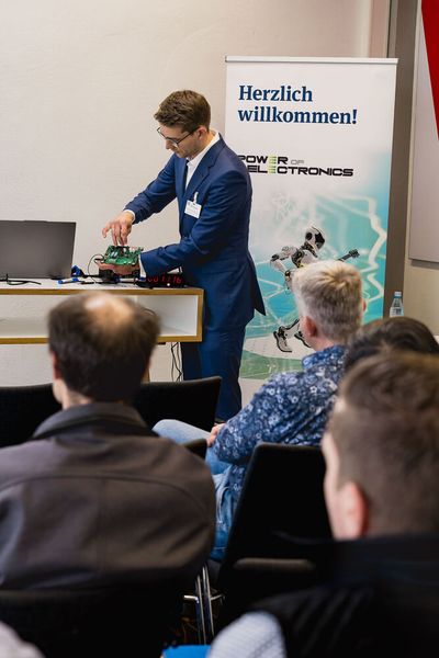 Entwickler treffen Entwickler. Auf dem Fachkongress Power of Electronics am 29. und 30. September in Würzburg stehen die Themen Wärmemanagement (ehemals Cooling Days),  Leiterplattentechnik, Power-Design und Power Systems, Kreislaufwirtschaft sowie Relaistechnik im Fokus. (Bild: Stefan Bausewein)