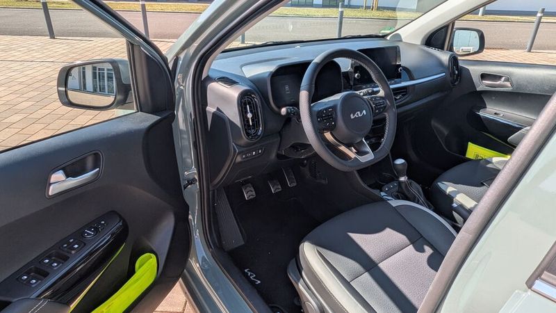 Die Sitze sind schön gepolstert und nett anzusehen. Für bequemes Fahren auf weiteren Strecken bieten sie aber zu wenig Seitenhalt. (Bild: VCG - Mauritz)