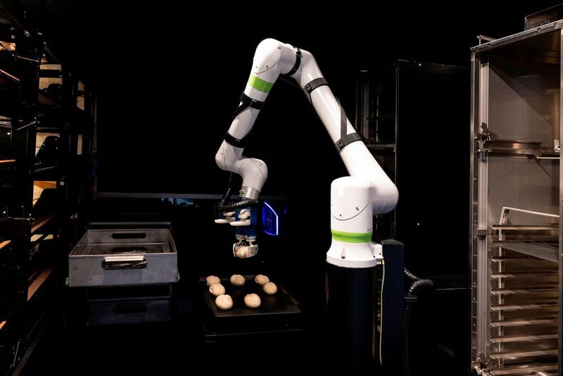 Die KI im „BakeOff i“ errechnet basierend auf historischen Daten und dem aktuellen Backwarenestand, wann wie viel Ware benötigt wird. Diese Information wird dann selbstständig in das System eingegeben. (Bild: Wanzl)