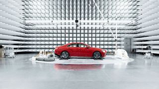 Daimler erweitert seine EMV-Testkapazitäten mit zwei zusätzlichen Absorberhallen mit Multi-Empfänger-Technik und der Möglichkeit, an allen Fahrzeugantennen zeitgleich zu messen. (Daimler)
