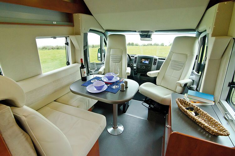 Dank drehbarer Vordersitze bietet der Nova M von La Strada eine Sitzgruppe für mehrere Personen. (Bild: La Strada)