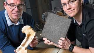 Die Materialforscher Stefan Diebels (l.) und Anne Jung (r.) haben sich von den schwammartigen Strukturen aus Knochen inspirieren lassen, um stabile aber leichte Metallschäume herzustellen. (Oliver Dietze, Uni Saarland)