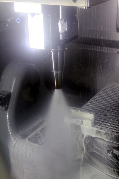 Bild 5: Das Haimer-Cool-Flash-System wirkt wie eine KSS-Dusche und sorgt auch bei kritischen Anwendungen für den nötigen Kühl- und Spüleffekt: So kann die Werkzeugstandzeit im Idealfall verdoppelt werden. (Haimer)