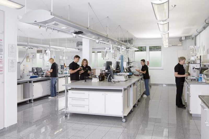 Im oberbayerischen Brannenburg steht eines der weltweit fortschrittlichstne Labore für Schmierstoffanalysen.  (Foto: Dominsky)