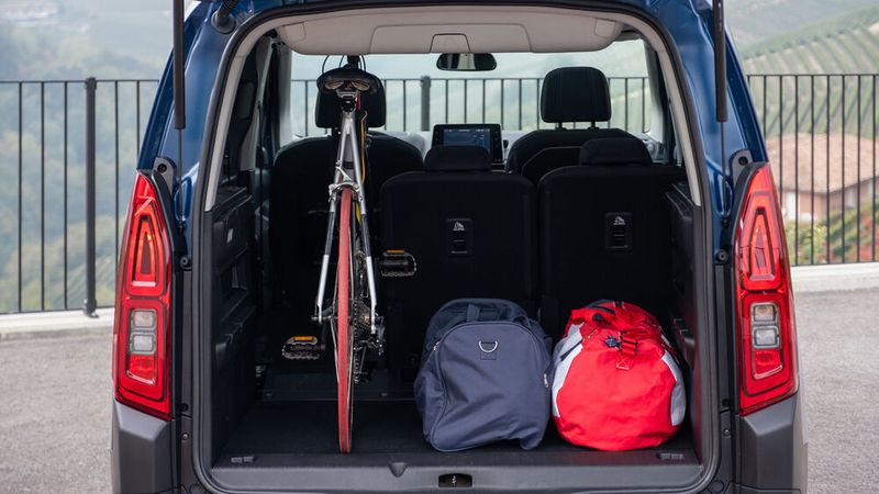 Hinter den Rücksitzlehnen stehen 775 Liter an Kofferraumvolumen zur Verfügung. (Bild: Fiat)