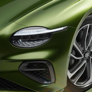 Markant beim neuen Continental sind die ovalen Scheinwerfereinheiten mit einem zipfelartig verlängertem LED-Tagfahrlicht.(Bild:  Bentley)