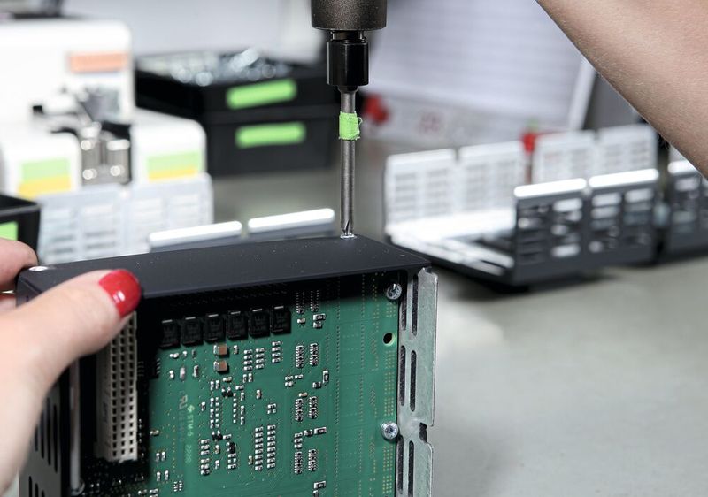 Bachmann electronic zeichnet sich durch eine sehr hohe Fertigungstiefe aus. (Bild: Bachmann electronic)