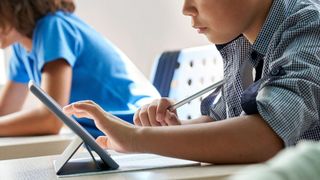 Die Novelle sieht vor, digitalen Unterricht auch nach der Corona-Pandemie fest zu verankern (© insta_photos - stock.adobe.com)